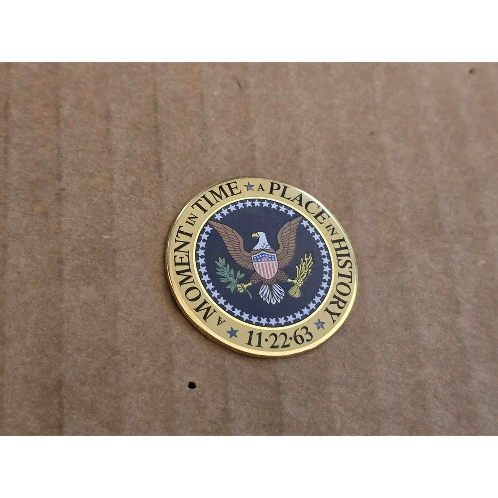 A Moment In Time A Place In History 11-22-63 JFK Memorial Lapel Vest Hat Pin I2